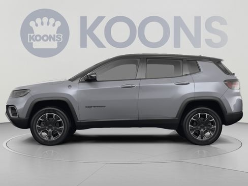 Used 2022 Jeep Compass Trailhawk w/ Trailhawk Convenience Group AWD/4WD image 2