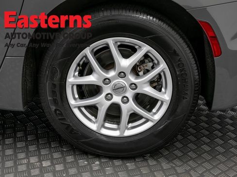 Used 2023 Chrysler Pacifica Touring-L FWD image 34