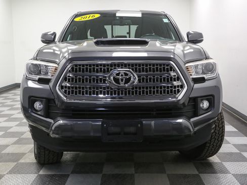 Used 2016 Toyota Tacoma TRD Off-Road image 3
