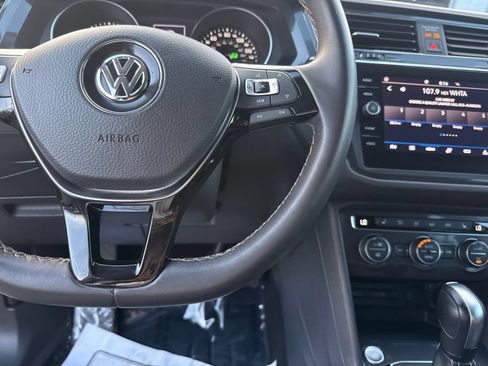 Used 2021 Volkswagen Tiguan SE FWD image 19