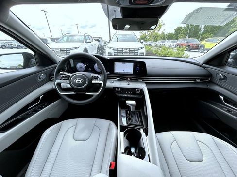 New 2025 Hyundai Elantra Limited image 12