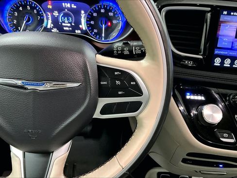 Used 2017 Chrysler Pacifica Limited image 24