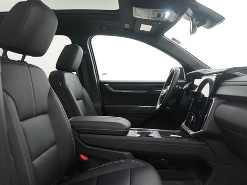 Used 2025 GMC Acadia Elevation w/ Elevation Premium Package image 12