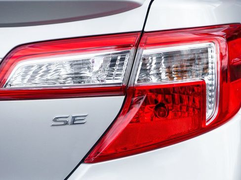 Used 2012 Toyota Camry SE FWD image 38