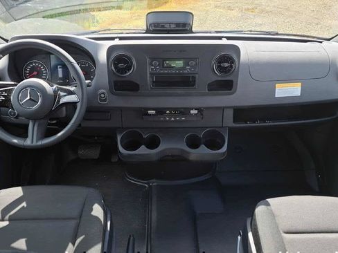 Used 2025 Mercedes-Benz Sprinter 2500 image 17
