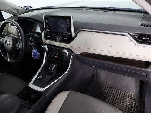 Used 2020 Toyota RAV4 Limited image 9