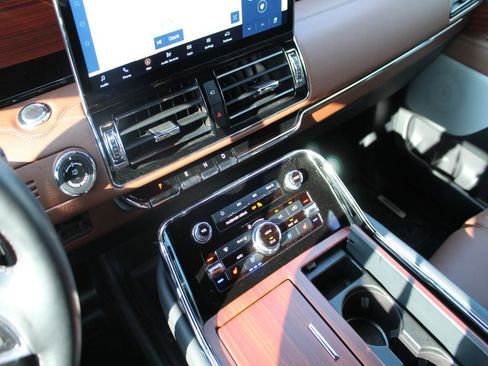 Used 2024 Lincoln Navigator Reserve AWD/4WD image 17