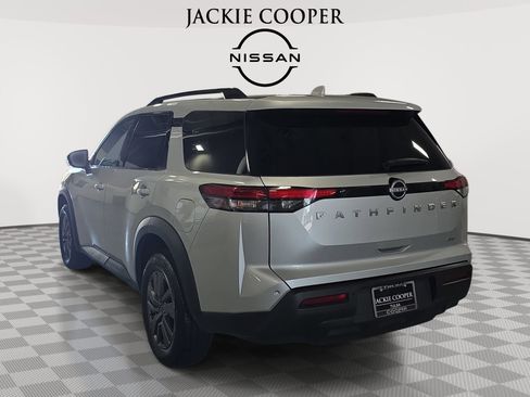 Used 2025 Nissan Pathfinder SV image 7