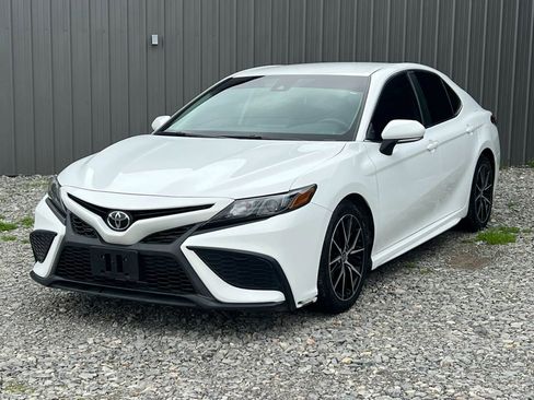 Used 2021 Toyota Camry SE image 1