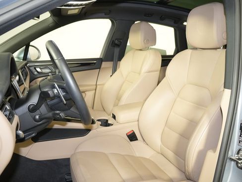 Certified 2025 Porsche Macan AWD/4WD image 5