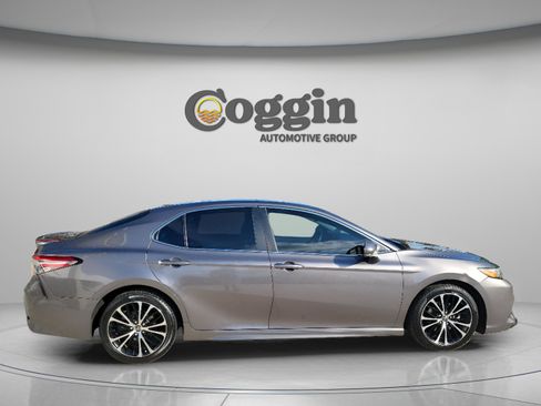 Used 2018 Toyota Camry SE w/ Moonroof Package FWD image 4