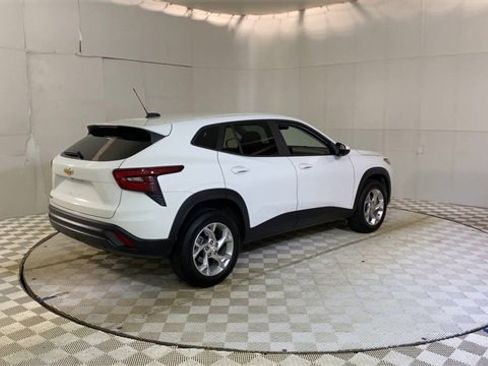 Used 2024 Chevrolet Trax LS w/ LS Convenience Package image 8