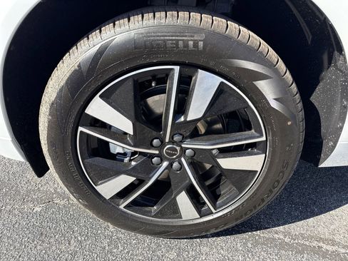New 2026 Volvo XC60 B5 Core w/ Climate Package image 9