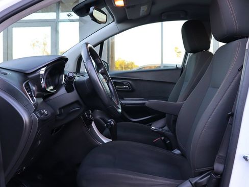 Used 2020 Chevrolet Trax LS FWD image 38