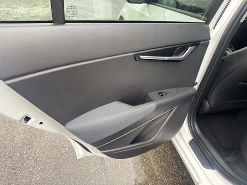 Used 2023 Kia Niro EX image 16
