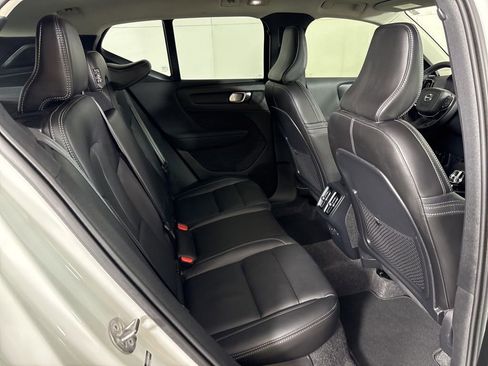 Used 2025 Volvo XC40 B5 Plus image 15