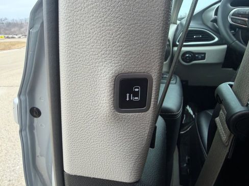 Used 2024 Chrysler Pacifica Touring-L image 31