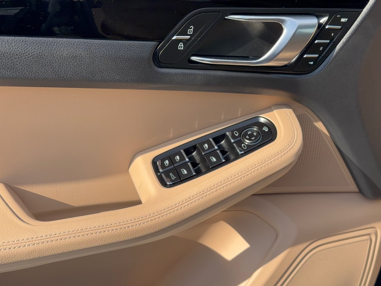 Certified 2024 Porsche Macan AWD/4WD image 15