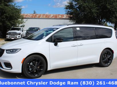 New 2026 Chrysler Pacifica Limited w/ Uconnect Theater Family Group