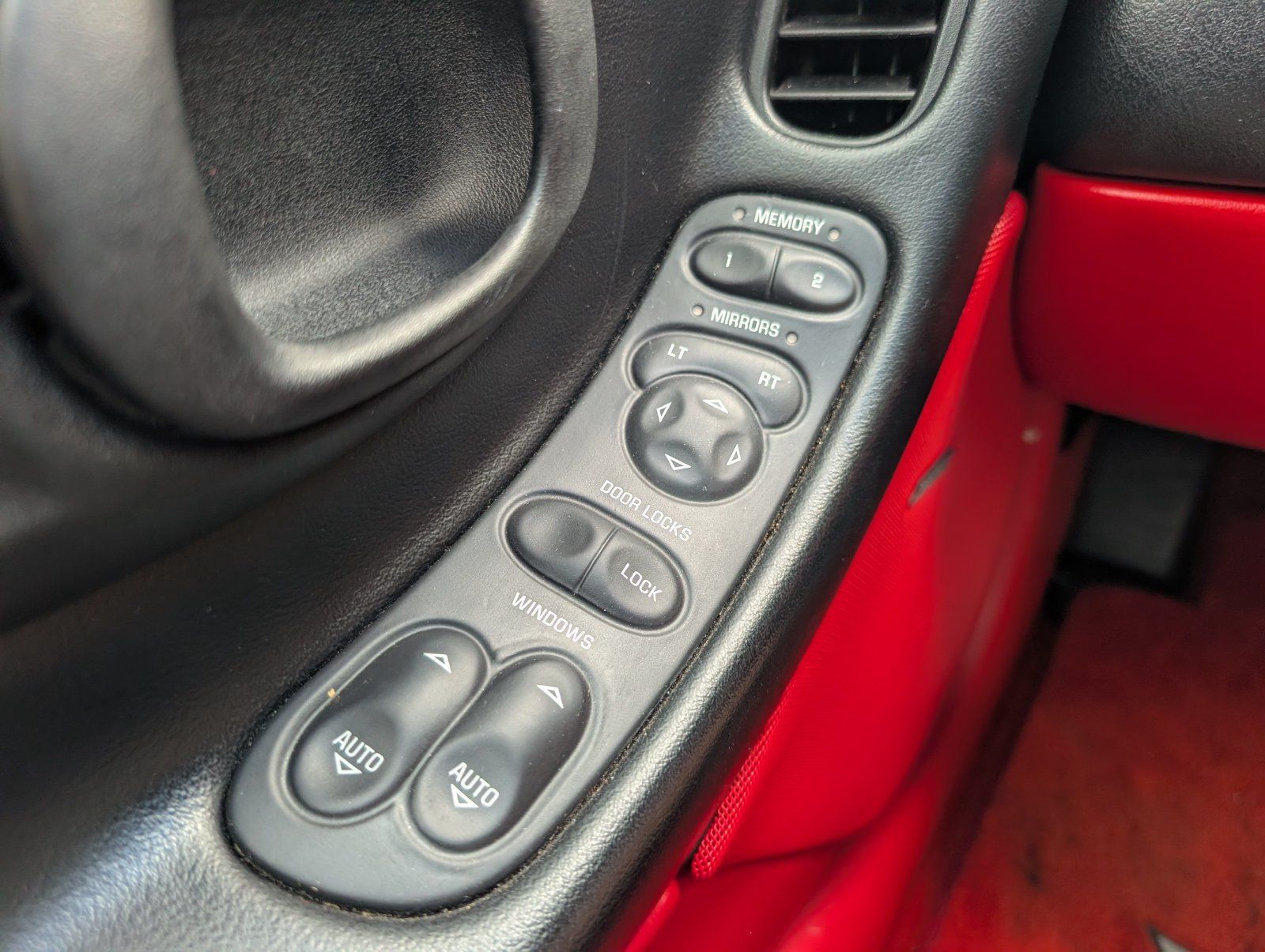Used 2000 Chevrolet Corvette Coupe w/ Memory Pkg RWD image 11