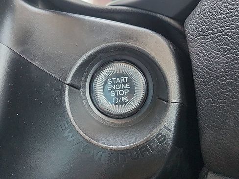 Used 2023 Jeep Renegade Latitude AWD/4WD image 10