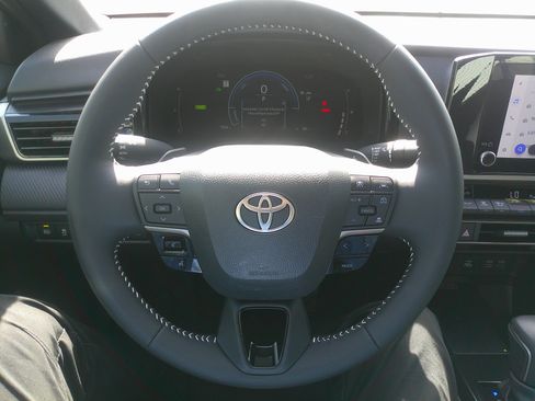 Used 2025 Toyota Camry SE w/ Convenience Package image 23