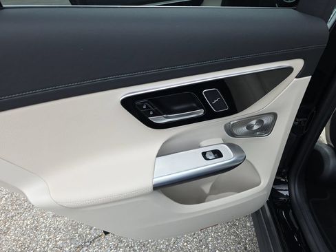 Used 2025 Mercedes-Benz GLC 300 4MATIC image 17