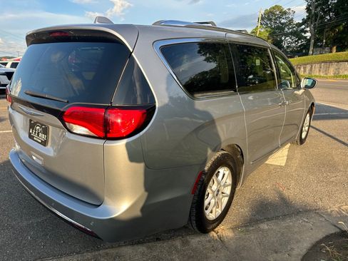 Used 2020 Chrysler Pacifica Touring-L image 3