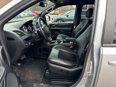 Used 2018 Dodge Grand Caravan SXT w/ Driver Convenience Group image 9