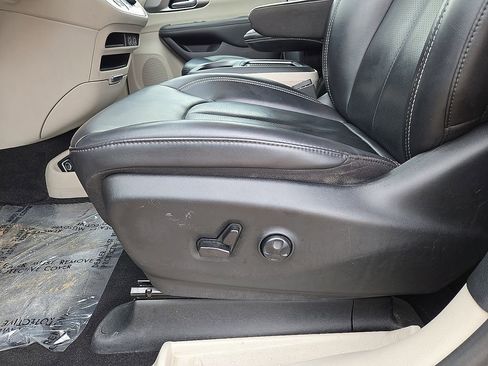 Used 2023 Chrysler Pacifica Touring-L FWD image 24