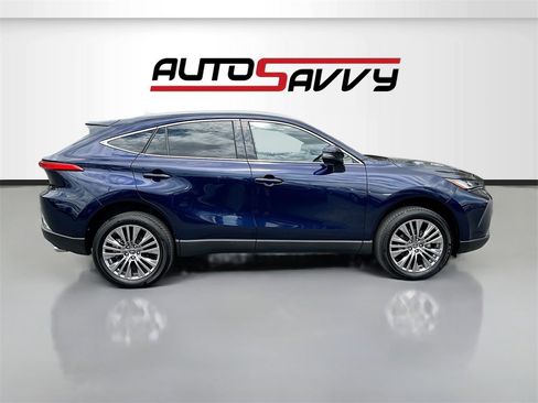 Used 2024 Toyota Venza XLE image 8