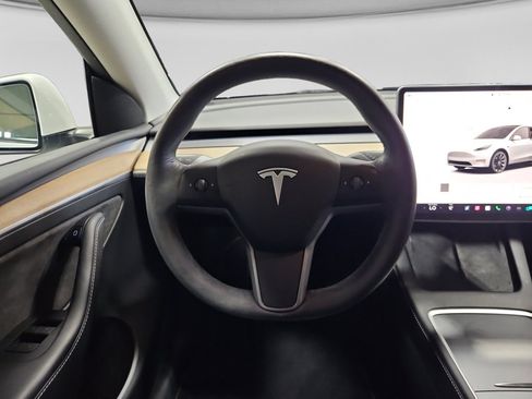 Used 2022 Tesla Model Y Long Range image 8
