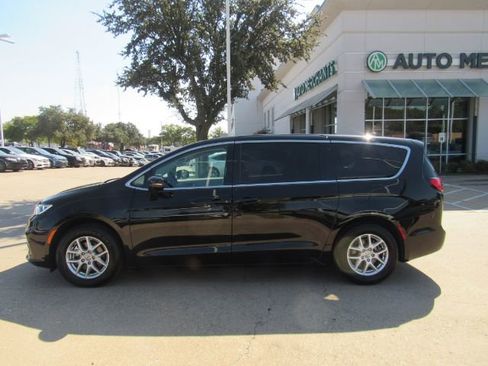 Used 2024 Chrysler Pacifica Touring-L image 12