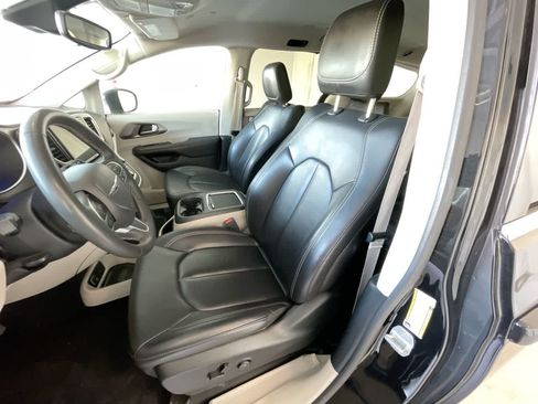 Used 2023 Chrysler Pacifica Touring-L FWD image 11