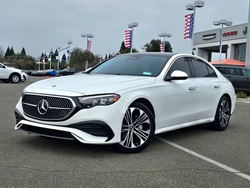 Used 2025 Mercedes-Benz E 350 4MATIC Sedan image 3