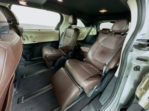 Certified 2023 Toyota Sienna Platinum image 18