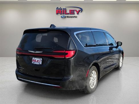 Used 2023 Chrysler Pacifica Touring-L image 5
