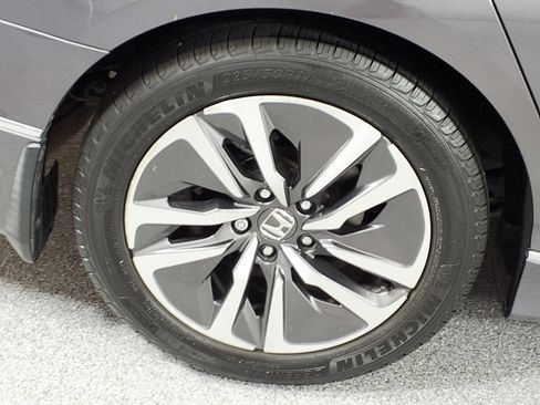 Used 2018 Honda Accord Touring image 4