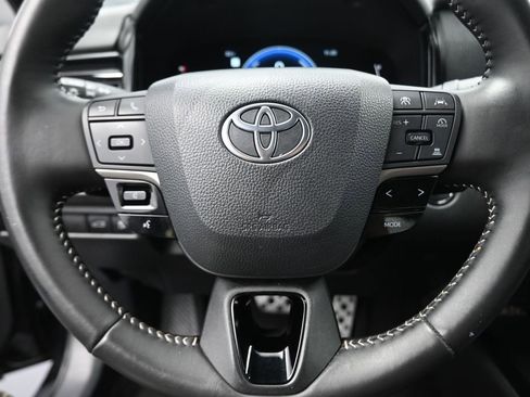 Used 2025 Toyota Camry SE FWD image 6