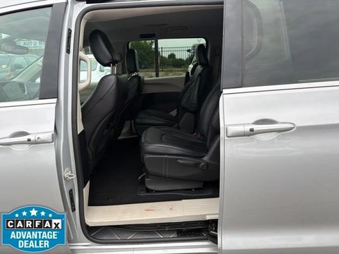 Used 2024 Chrysler Pacifica Limited FWD image 11