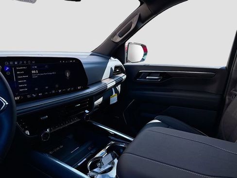 New 2025 Chevrolet Suburban Premier image 25