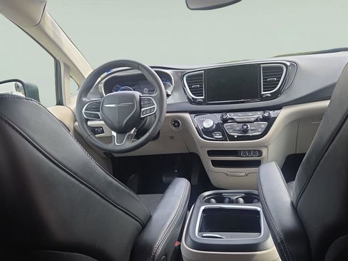 Used 2023 Chrysler Pacifica Touring-L FWD image 10
