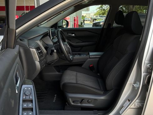 Used 2025 Nissan Rogue SV FWD image 10