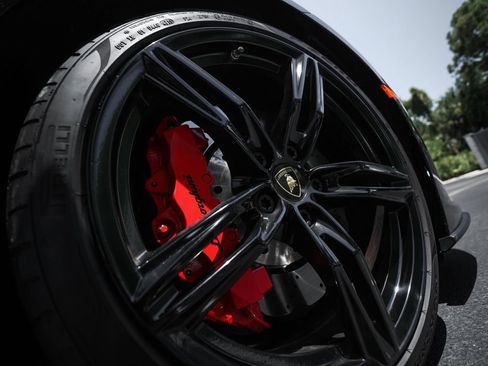 Used 2020 Lamborghini Huracan EVO RWD image 17