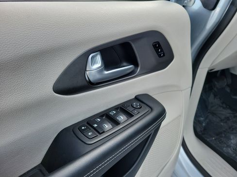 Used 2024 Chrysler Pacifica Touring-L image 18