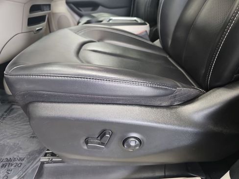 Used 2023 Chrysler Pacifica Touring-L FWD image 28