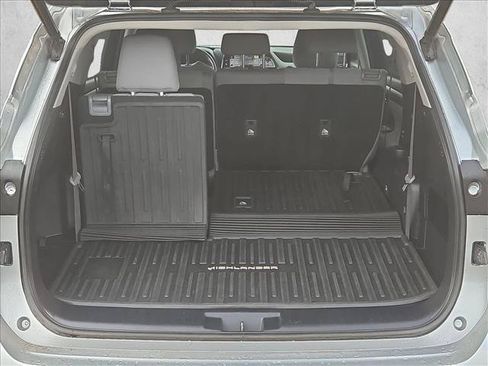 Used 2021 Toyota Highlander LE AWD/4WD image 6