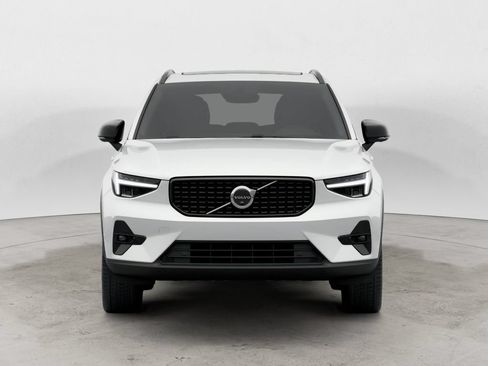 Used 2025 Volvo XC40 B5 Plus AWD/4WD image 2
