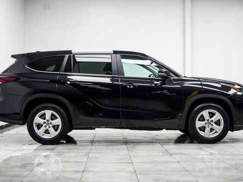 Used 2025 Toyota Highlander LE FWD image 7