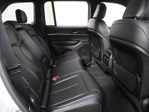 Used 2025 Jeep Grand Cherokee Limited w/ Black Appearance Package AWD/4WD image 18